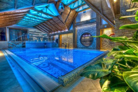 toporów premium Hotel z basenem Toporów wyróżnia się nieprzeciętną architekturą inspirowaną tradycją podhalańską, stylową strefą SPA oraz przestrzenią rekreacyjną dla dzieci